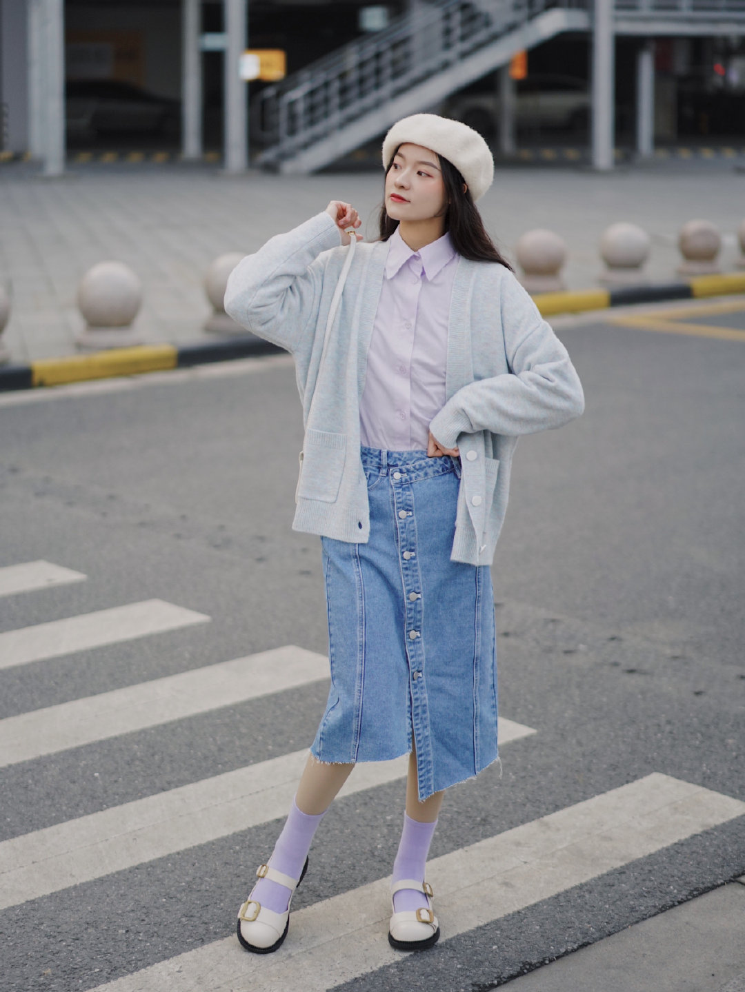 今年流行这样穿白衬衫牛仔裙,牛仔衬衫裙该搭配什么鞋子好看