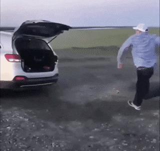 搞笑gif你以为我会乖乖地转圈吗,打着伞跳舞搞笑视频