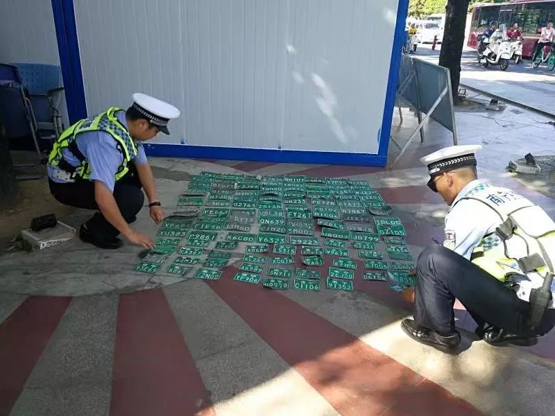 使用伪造电动车牌照会受到怎样的处罚？交警识别很轻松不要钻空子