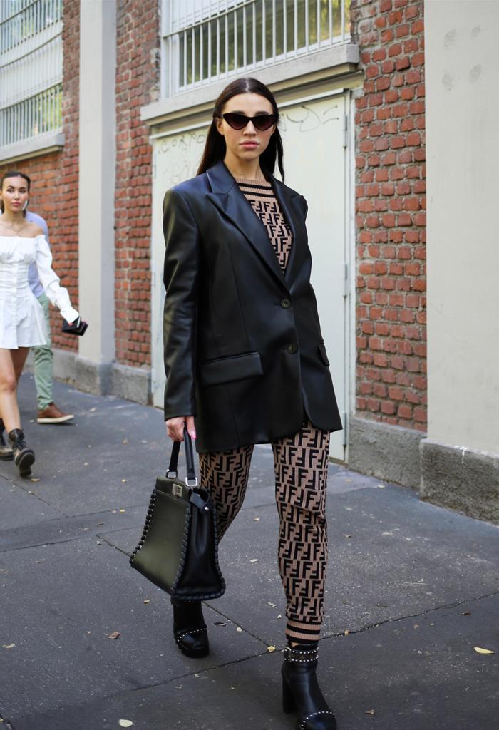 大脸女孩秋冬怎么穿？教你4个穿搭小技巧，不减肥也能穿出小V脸