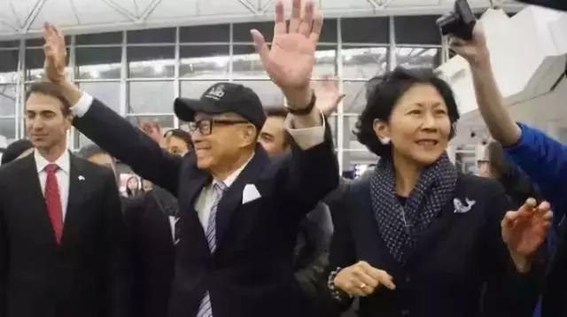 香港豪门最惨原配！生前帮贫穷小子成首富，死后还要被他利用？