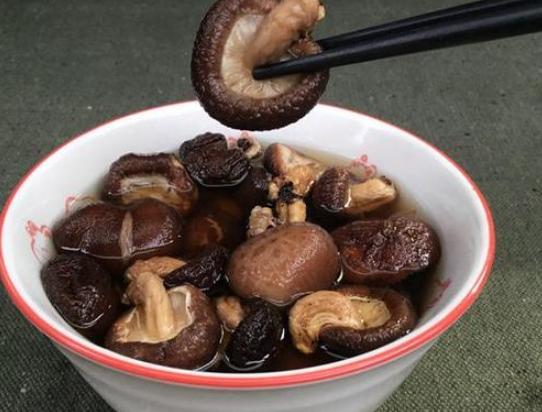 怎样泡干香菇又快又好,泡发香菇要不要焯过水