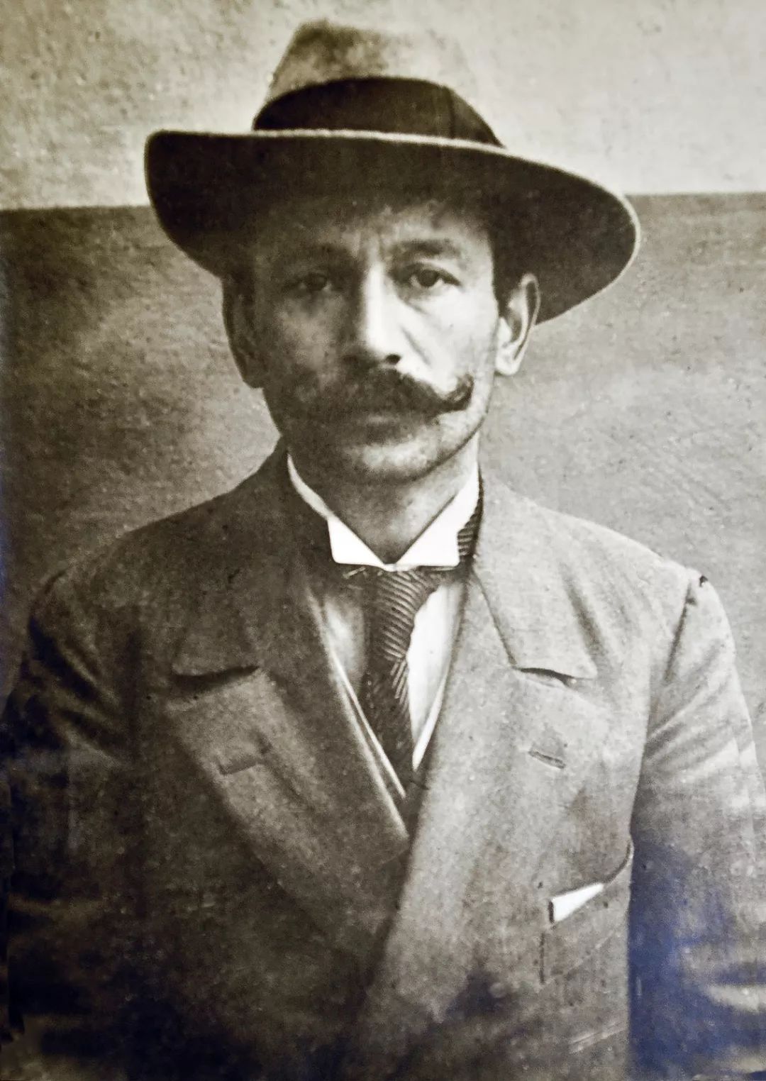 蒙娜丽莎背后的故事太精彩了！原来是因为它被盗了才出名的