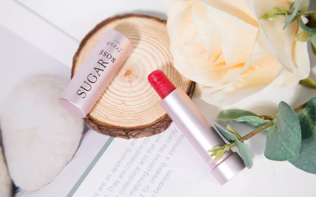 让你的嘴唇滋润一整天,让嘴巴嫩的唇膏