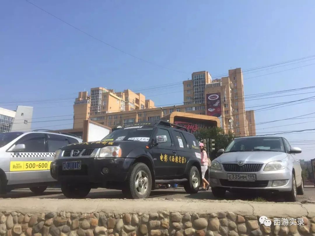 这女孩看到俄罗斯帅哥搭车，逼我停车，否则跳车