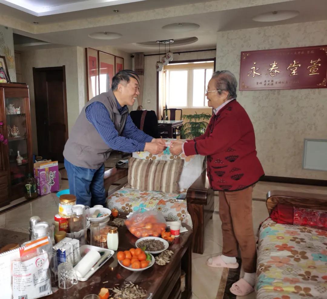 七十岁的老人怎么吹葫芦丝,十二岁小姑娘吹葫芦丝