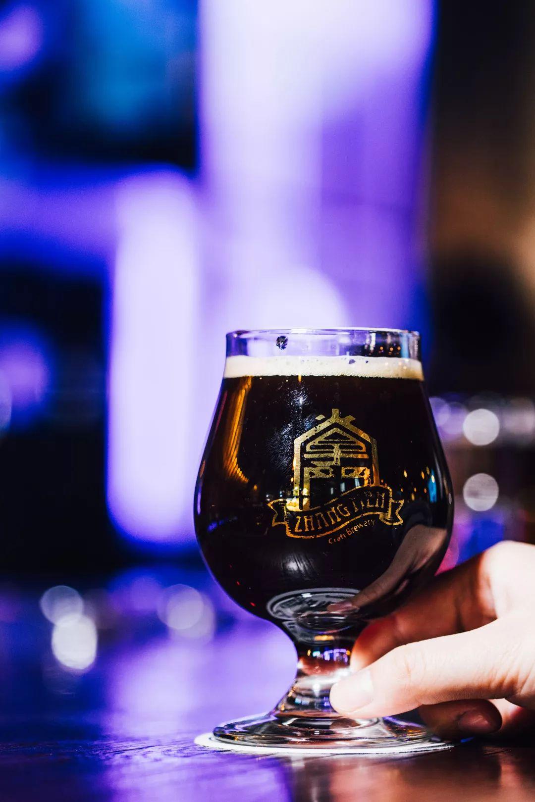 外国人喝中国精酿,泥煤味精酿