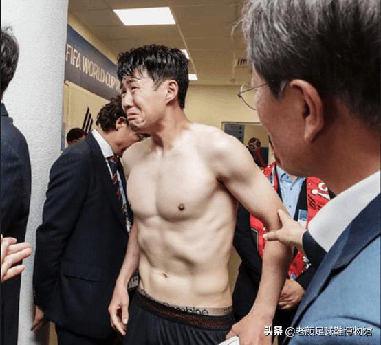 亚洲球王恶意蹬踏染红，除禁赛难逃父亲责罚，因为人性比足球重要