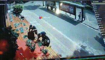 福州这家店门口的几十个花篮不翼而飞，监控拍下这几幕