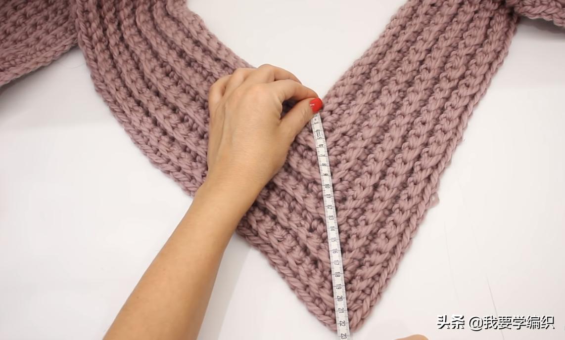 适合初学者学习的三角绒球围巾，简单易学，搭配衣服大气有范