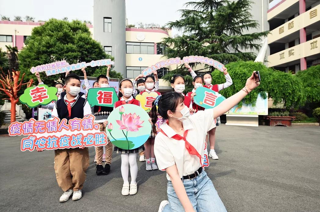 “嘿，我们开学啦！”今日返校师生自拍留念这一刻