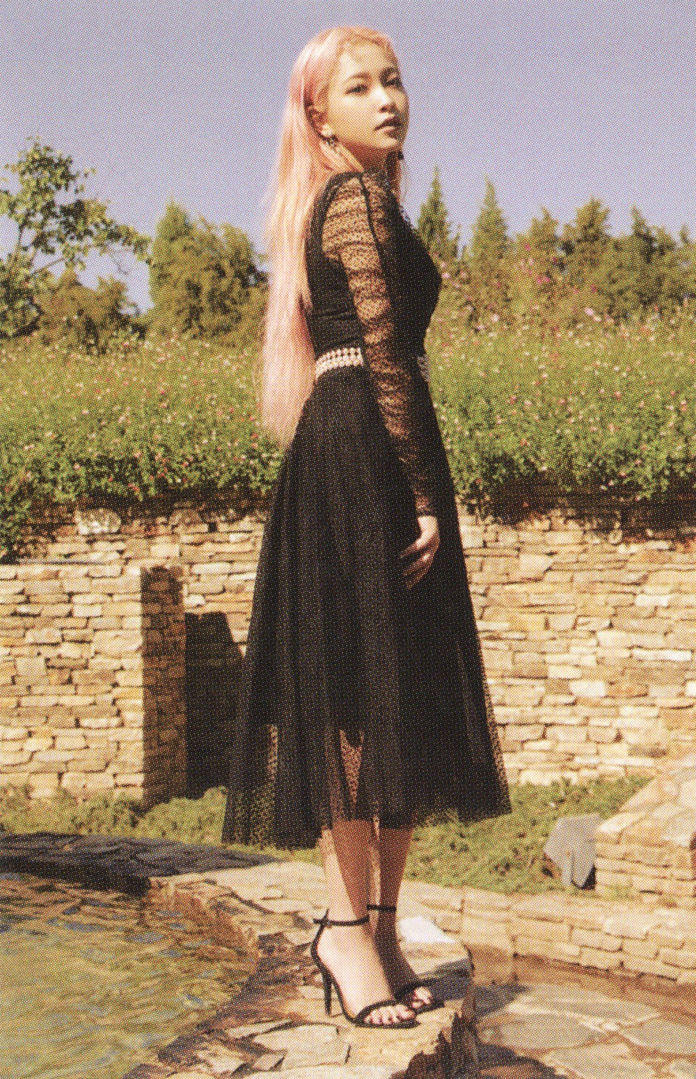 韩国女明星穿工装阔腿裤穿搭,韩国女团穿搭法则清凉显瘦时髦