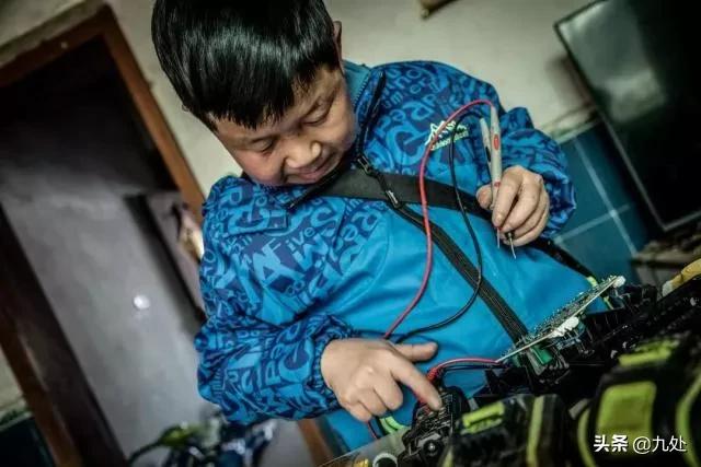 袖珍小伙修手机,袖珍老男孩修电器