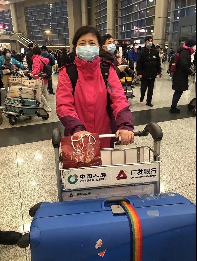 致敬在这场战疫中无私奉献者,致敬战疫路上了不起的她