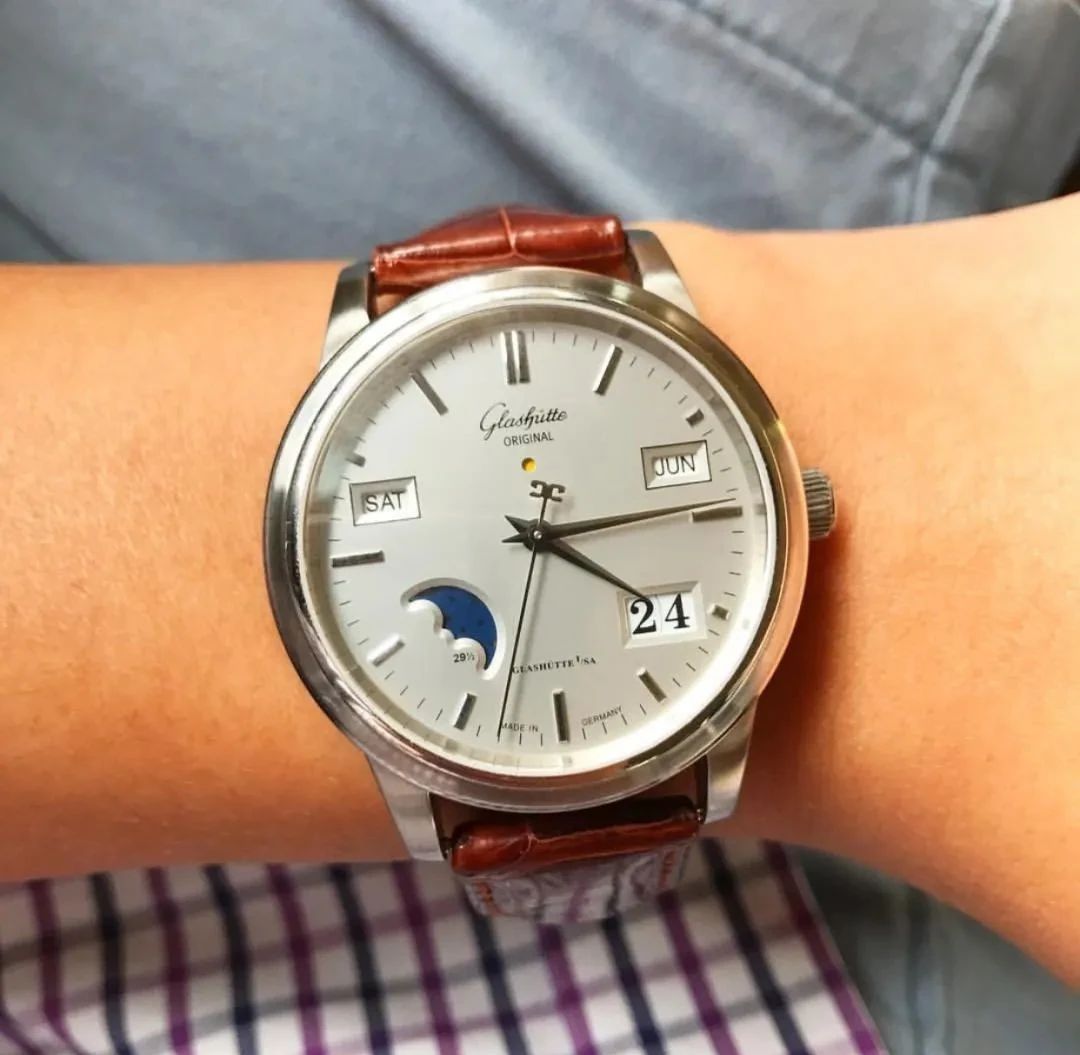 什么时候手表最值得购买,三款20到30万的万年历腕表推荐