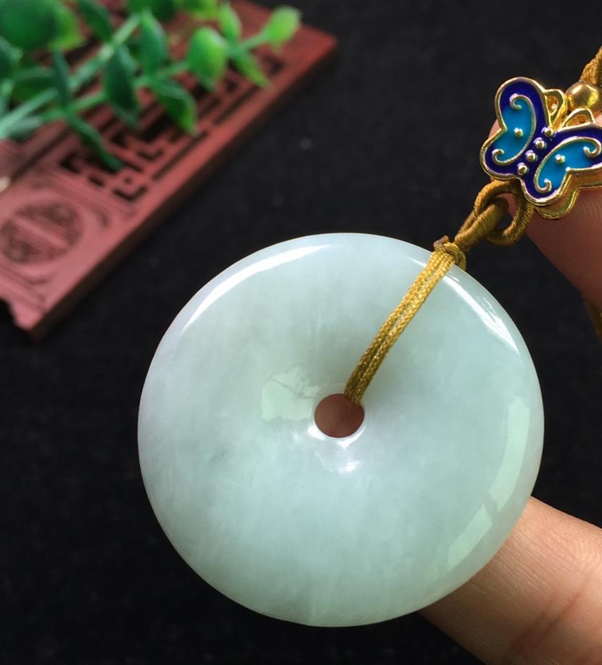 玉髓与翡翠的区别哪个好,玉髓和水沫玉的手镯哪个贵