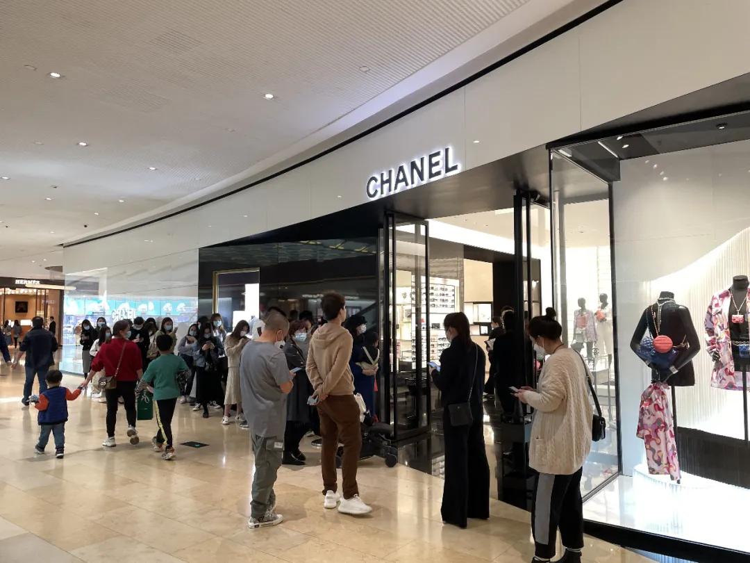 侃爷夫妇离婚Yeezy未受影响；LV发布新手袋