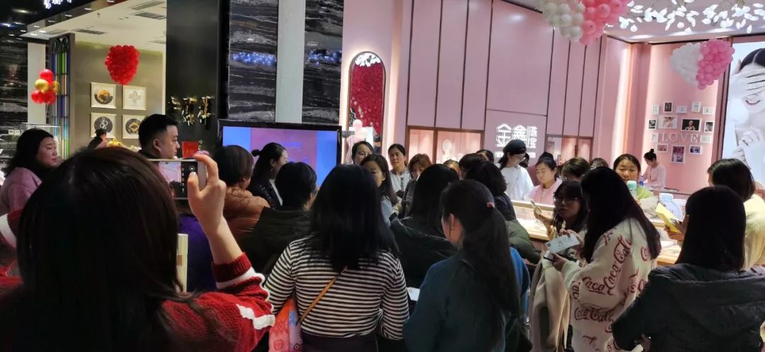 金鑫珠宝郑州永和铂爵店亮相，引数百名跑男排队代购