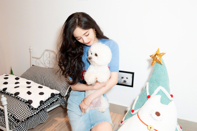 杨幂上直播少女感爆棚，看了一眼她的脚踝，网友：被上帝亲吻过