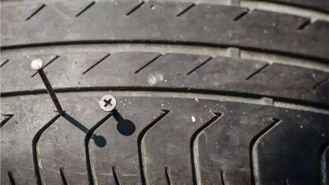轮胎扎钉了是补胎还是换胎,轮胎扎钉子内壁划伤