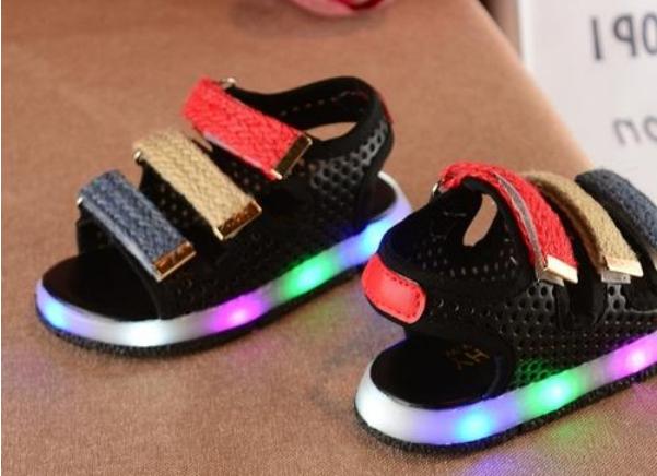 这8种凉鞋被列入黑名单，易致足内翻、X型腿，可别再给娃穿了