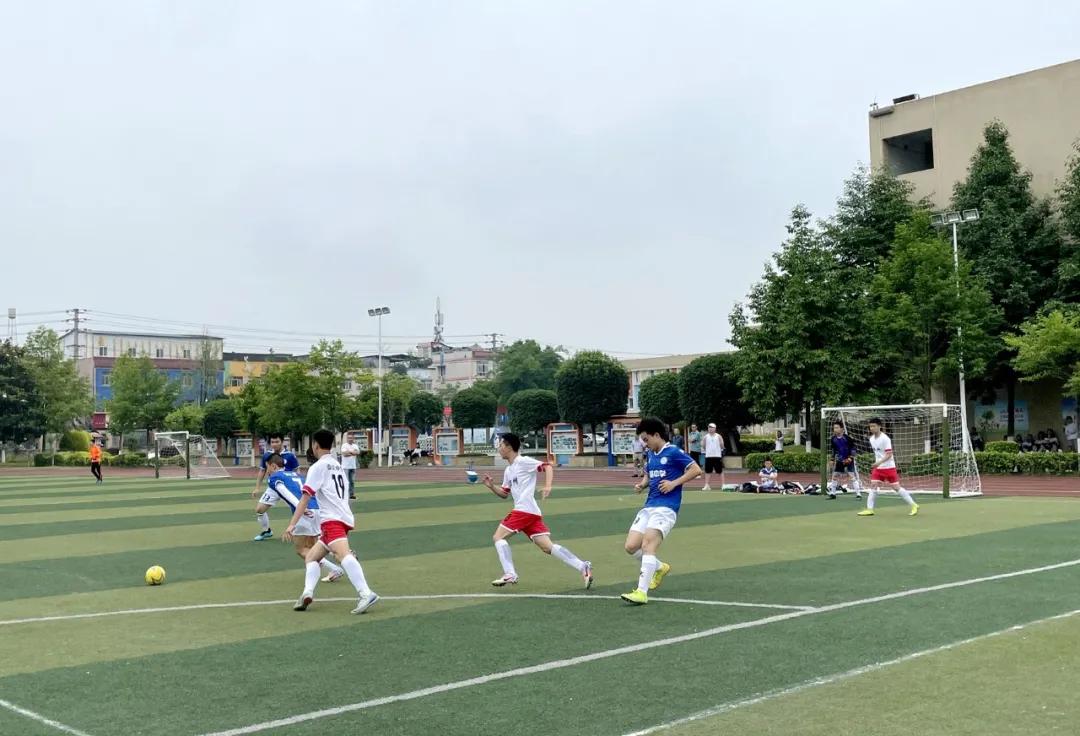 「芳菲地」：校园足球开赛放飞绿茵梦想
