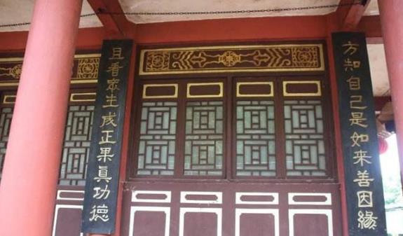 这些方丈和大夫们，您知道自己大门上的对联挂反了吗？