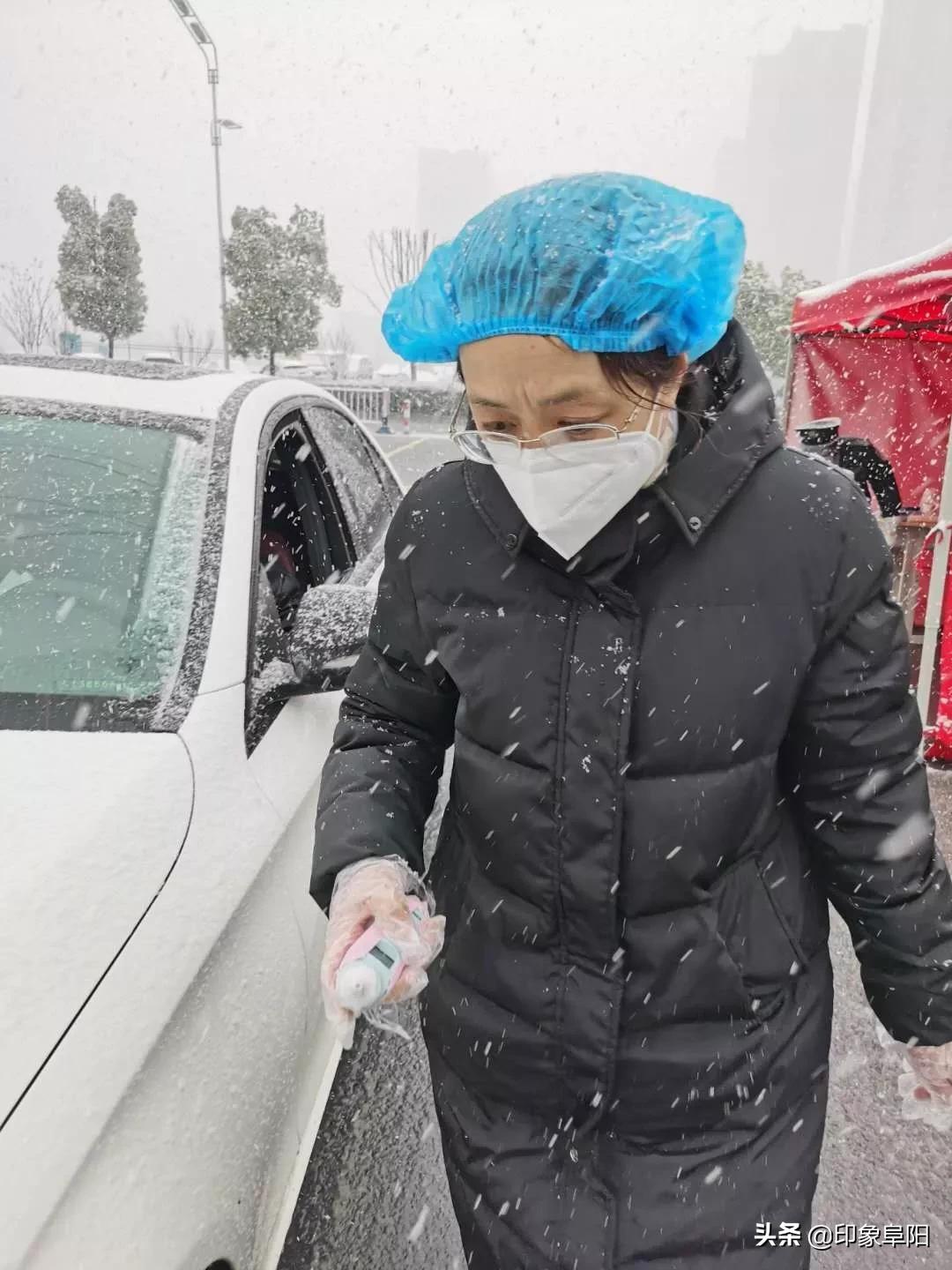 风雪中的坚守致敬一线防疫人,防疫人员路人拍摄
