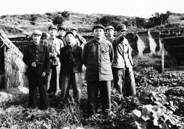 25岁小参谋第一次见到彭德怀就得一绰号，40年后成军委副主席