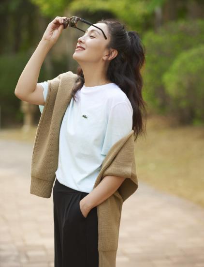 陶虹穿露肩连衣裙,被陶虹惊艳的照片