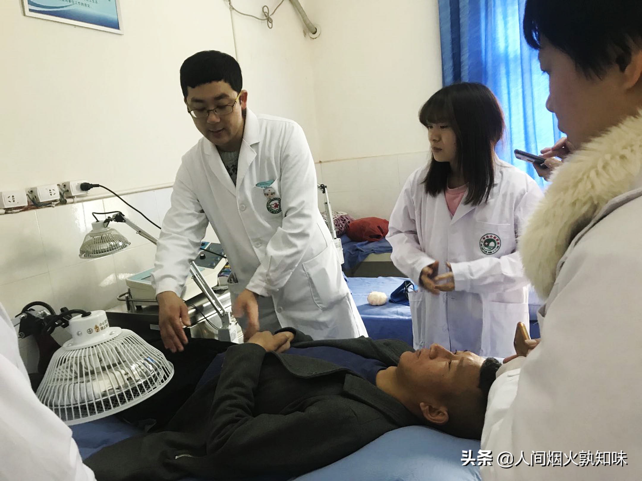 医生妙手回春为许多人解除了病痛,医生为广大人民义诊消除病痛