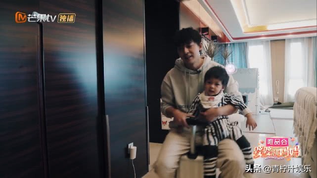 李佳航1岁儿子是个机智boy，徒手挤橙汁，李晟买一块碗89元不嫌贵