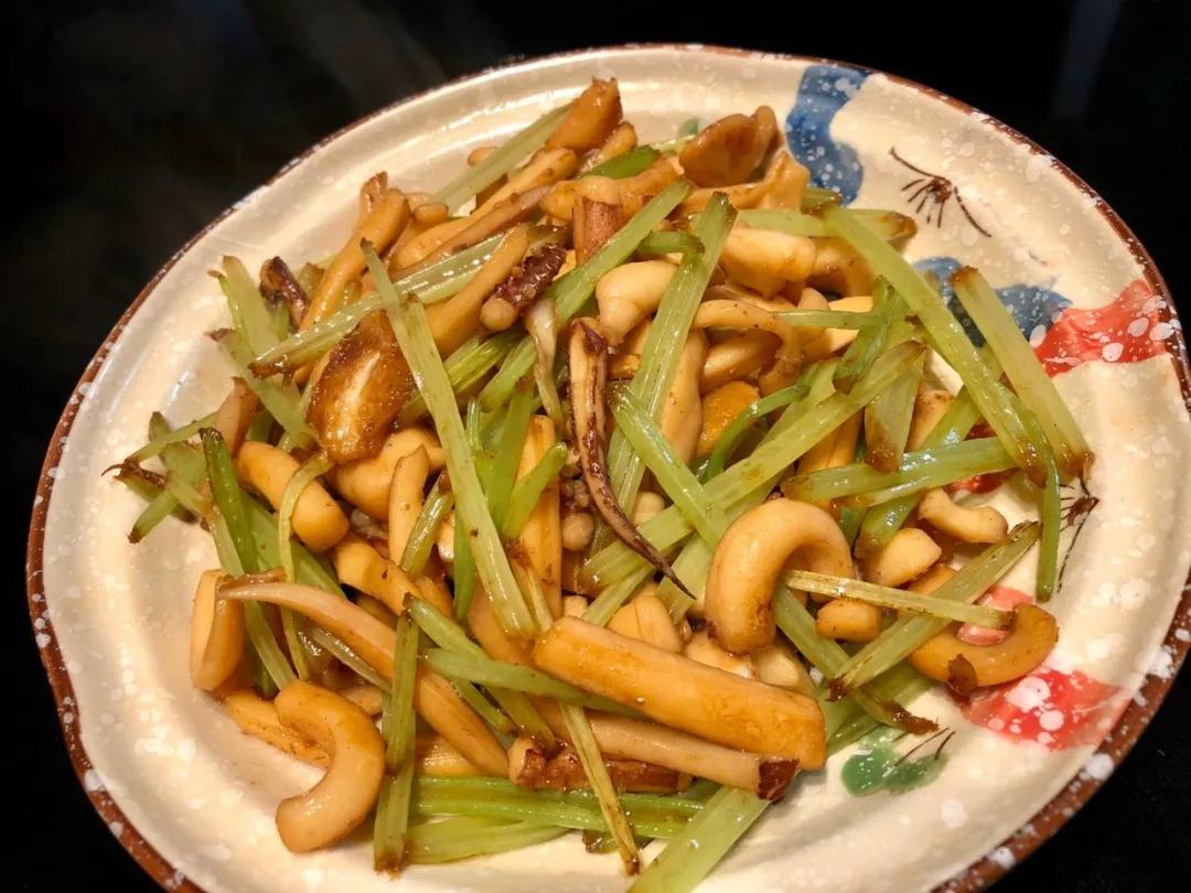 怎么把鱿鱼做得很好还会动,鱿鱼怎么炒又脆又嫩