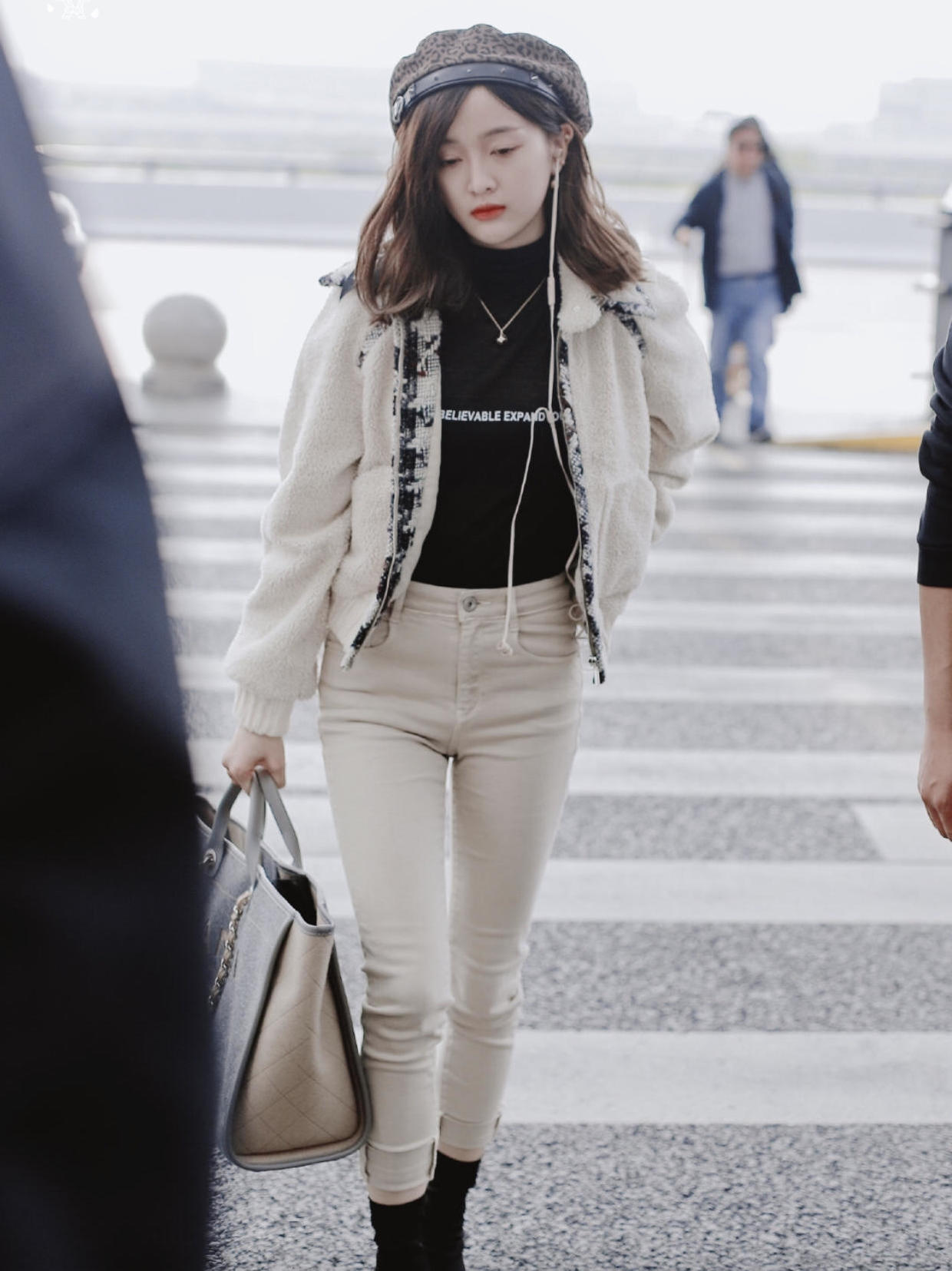 吴宣仪穿羽绒服,吴宣仪红色羽绒服