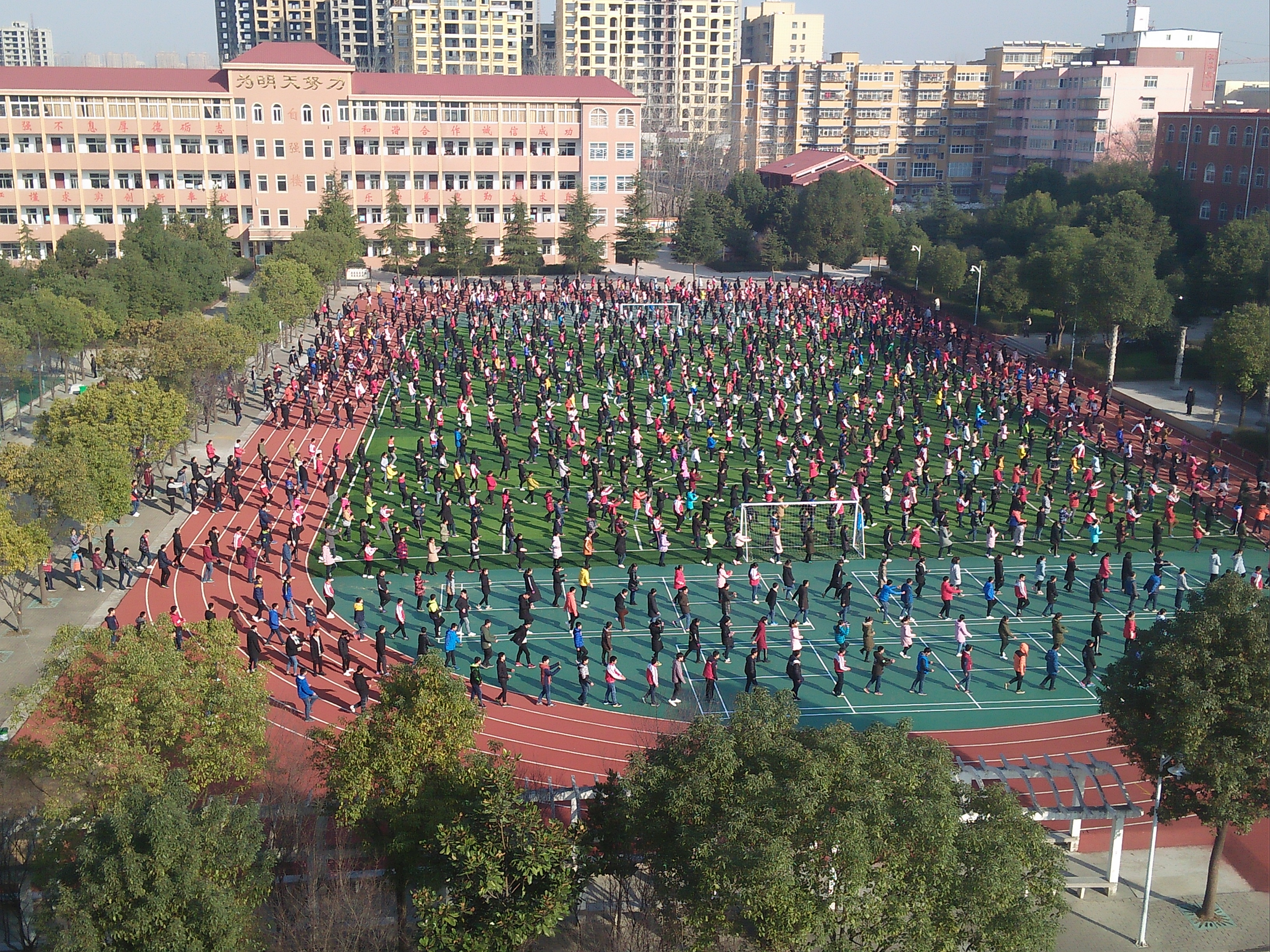 平桥区推进中小*运学**动场标准化建设，塑胶运动场比例达70%