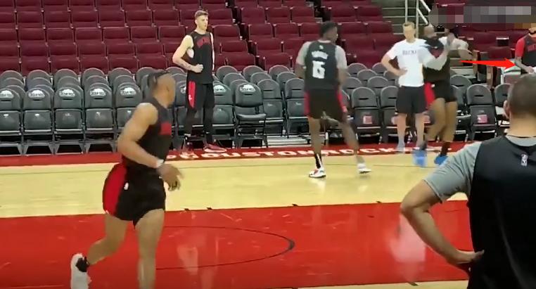 火箭哈登威少空接,火箭哈登赛前训练