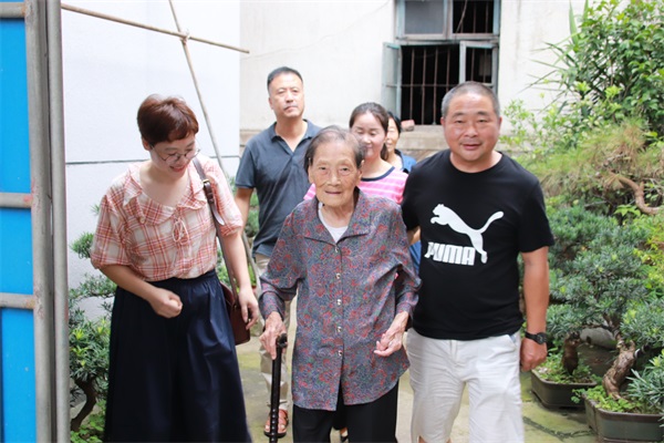 访毓秀学子，忆百年熟小历史