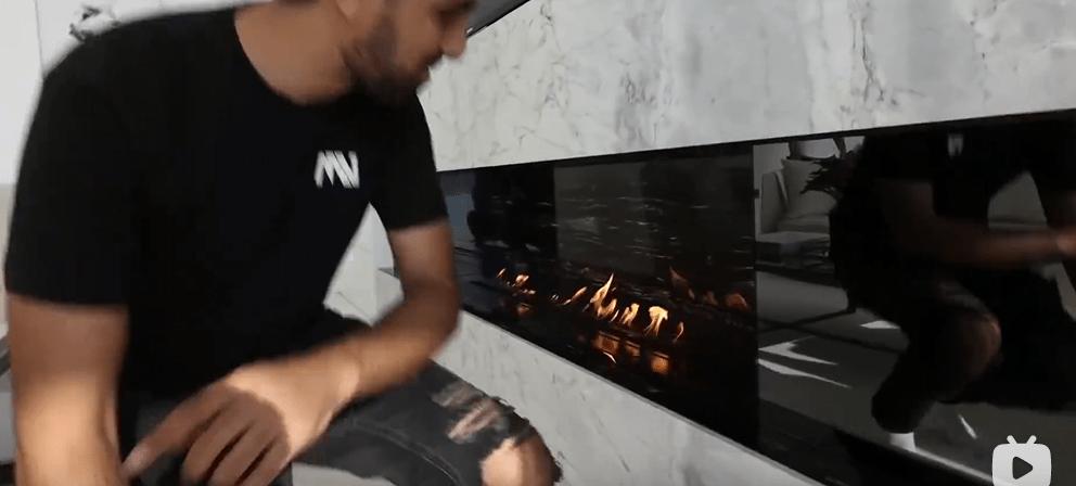 迪拜男子奋斗十年买下劳斯莱斯,迪拜小伙卖掉劳斯莱斯买法拉利