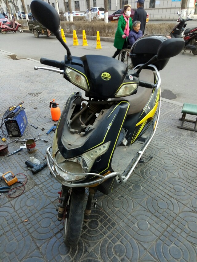 电动车塑料壳划伤有必要换新的吗,电动车外壳撞碎了能换整套吗