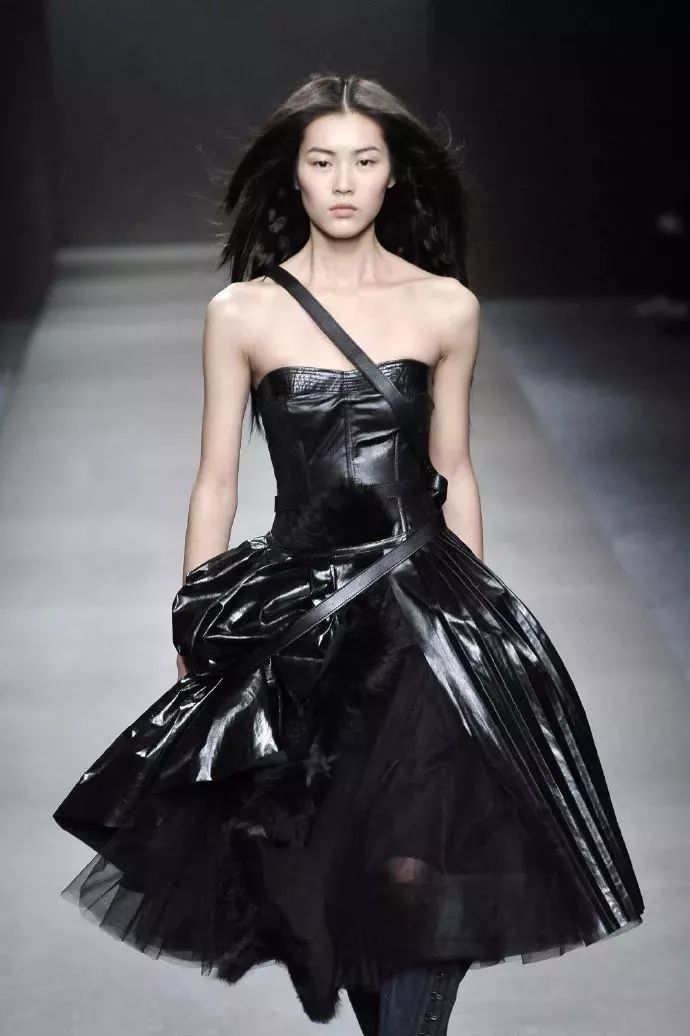 刘雯一年参加了几场时装周,刘雯时隔三年再登秀场气势依旧