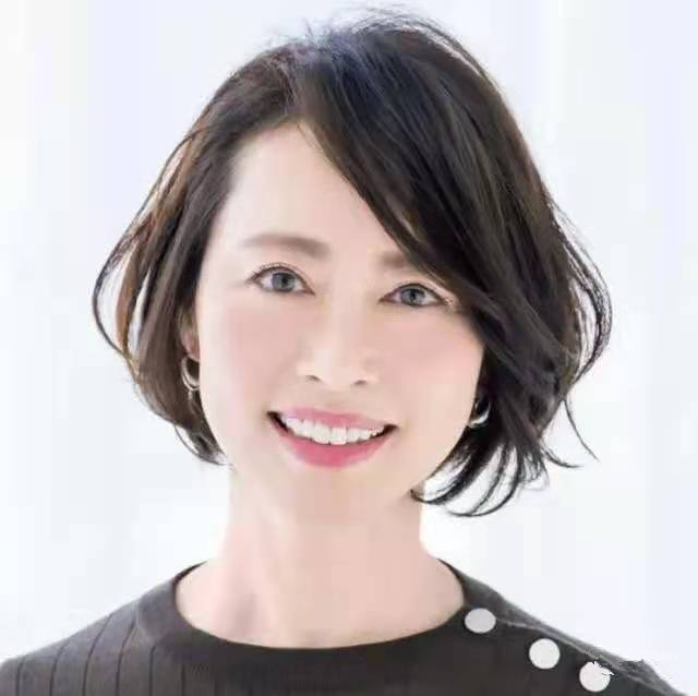 50岁适合什么短发还显年轻,50岁女人留长发好看吗