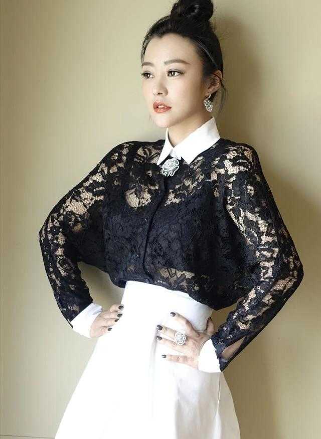 郝蕾身材真有料,穿黑色蕾丝上衣搭配白色半身裙,身材凹凸有致