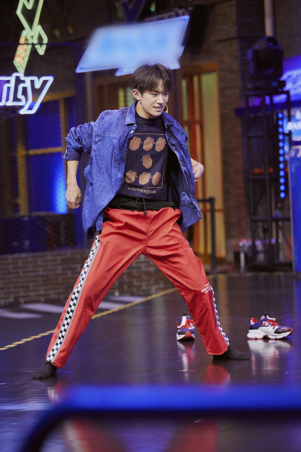 tfboys王俊凯王源易烊千玺行李箱,易烊千玺代言的行李箱牌子