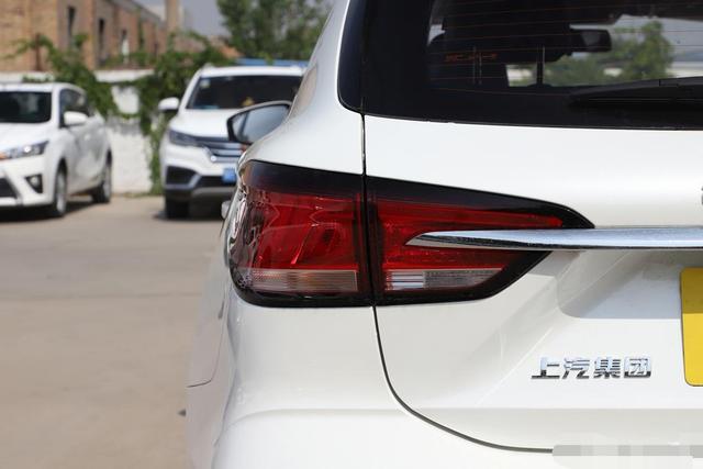 荣威ei5新款,荣威ei5智联版和豪华版有什么区别