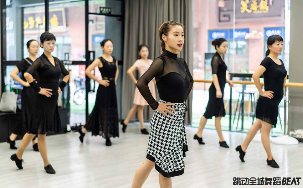 从零开始学拉丁舞基本功,刚开始学拉丁舞的基本步骤