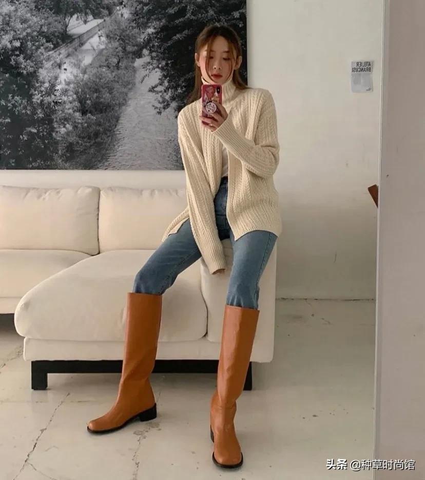 厚毛衣流行这样穿这也太洋气了,现在的毛衣都是短款高个要怎么穿