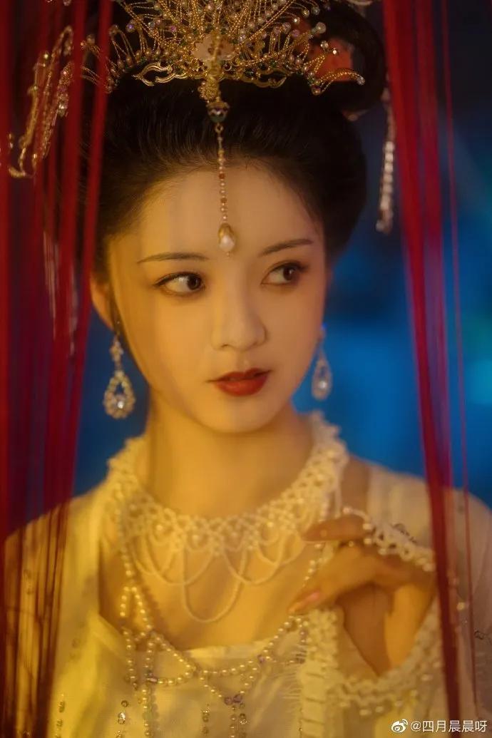 00后女孩演绎四大名著美女,凭一个造型火出圈,200万网友点赞