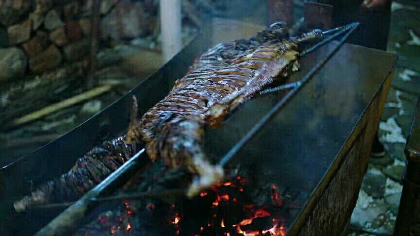 电视剧《最美的乡村》烤了一只老兵烤羊,你不知道承德烤羊有多香