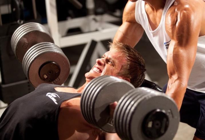 两块肌肉是交替训练还是集中训练,两组动作之间休息多久