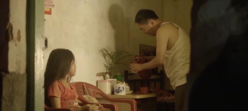 五十岁穷苦老汉24年前收养女弃婴,穷困老汉蹬三轮养了十二年的弃婴